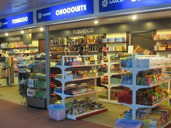 Ai doc quyen ban hang mien thue san bay, dut tui loi khung? hinh anh