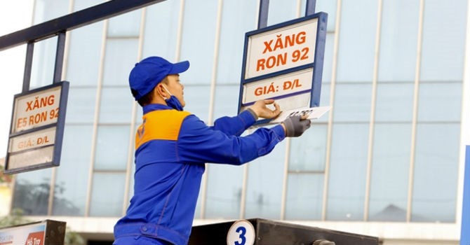 Gia xang 'cong' them 200 dong/lit vi cach tinh thue moi hinh anh