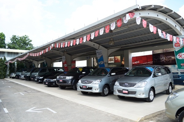 Ôtô cũ ế khách dù bán lỗ ảnh 1 Oto cu e khach du ban lo anh 1