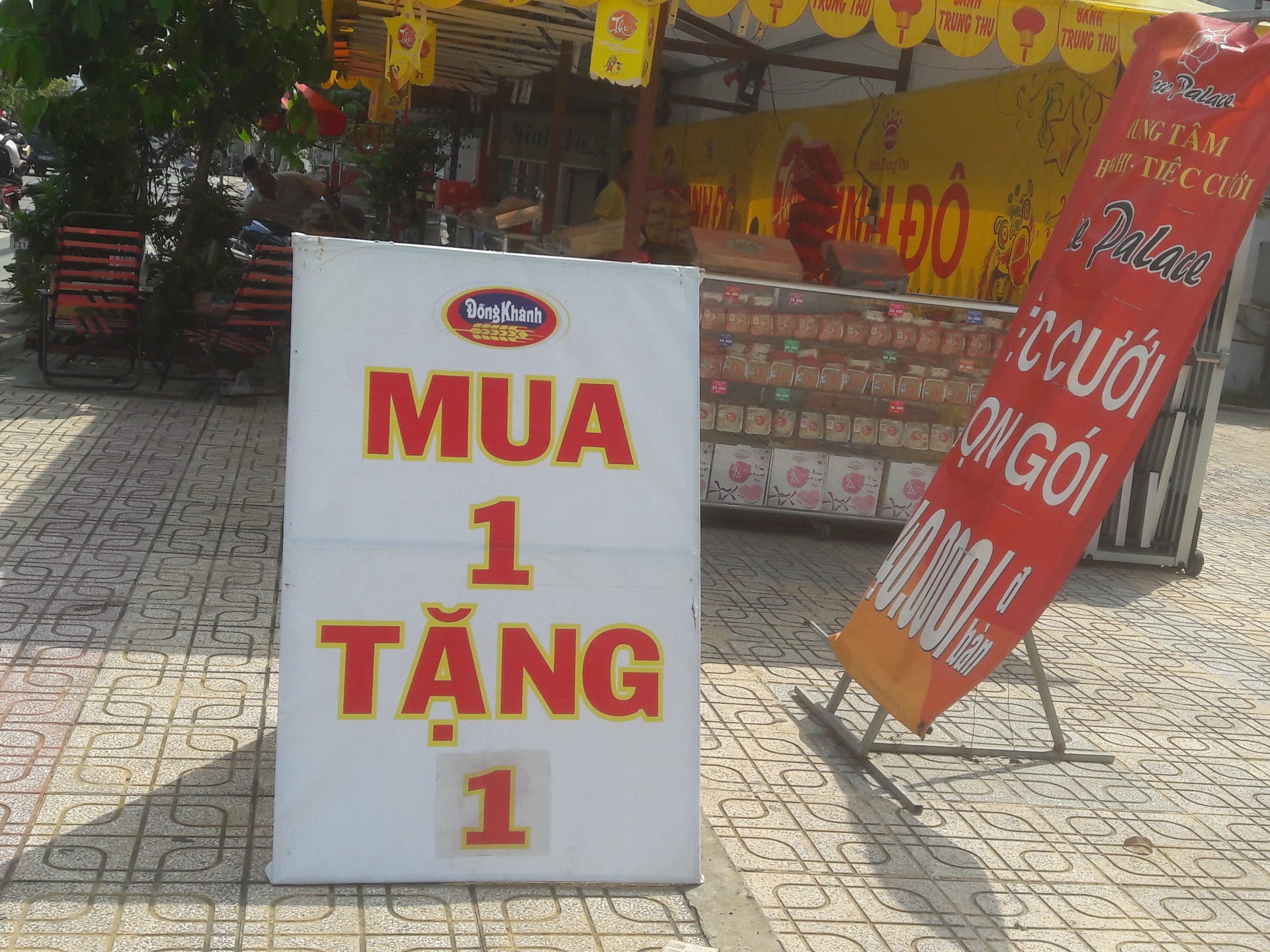 Banh trung thu mua 1 tang 1 van dap bat, nghi ban hinh anh