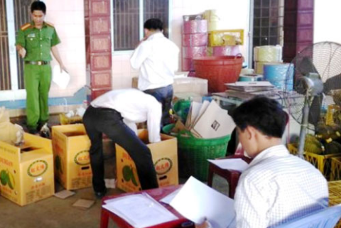 Thuong lai gom sau rieng ngam hoa chat dem ban hinh anh