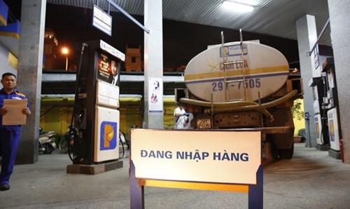 Bat thuong duong di cua xang dau hinh anh