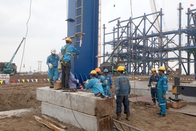 Ven man thua lo tai PVC: Lo nhung khoan tam ung khung hinh anh