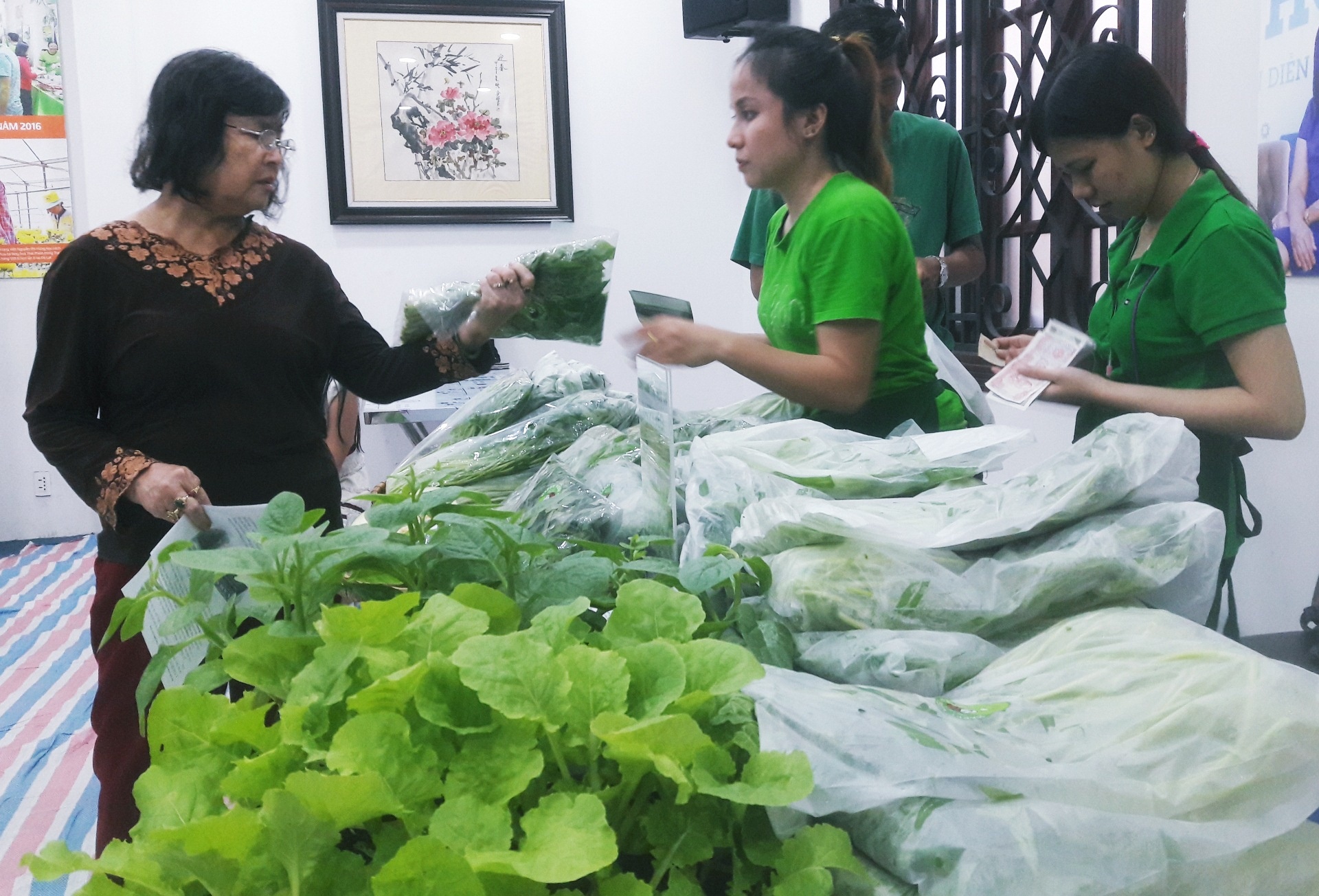 Bung no cho phien nong san o Sai Gon hinh anh