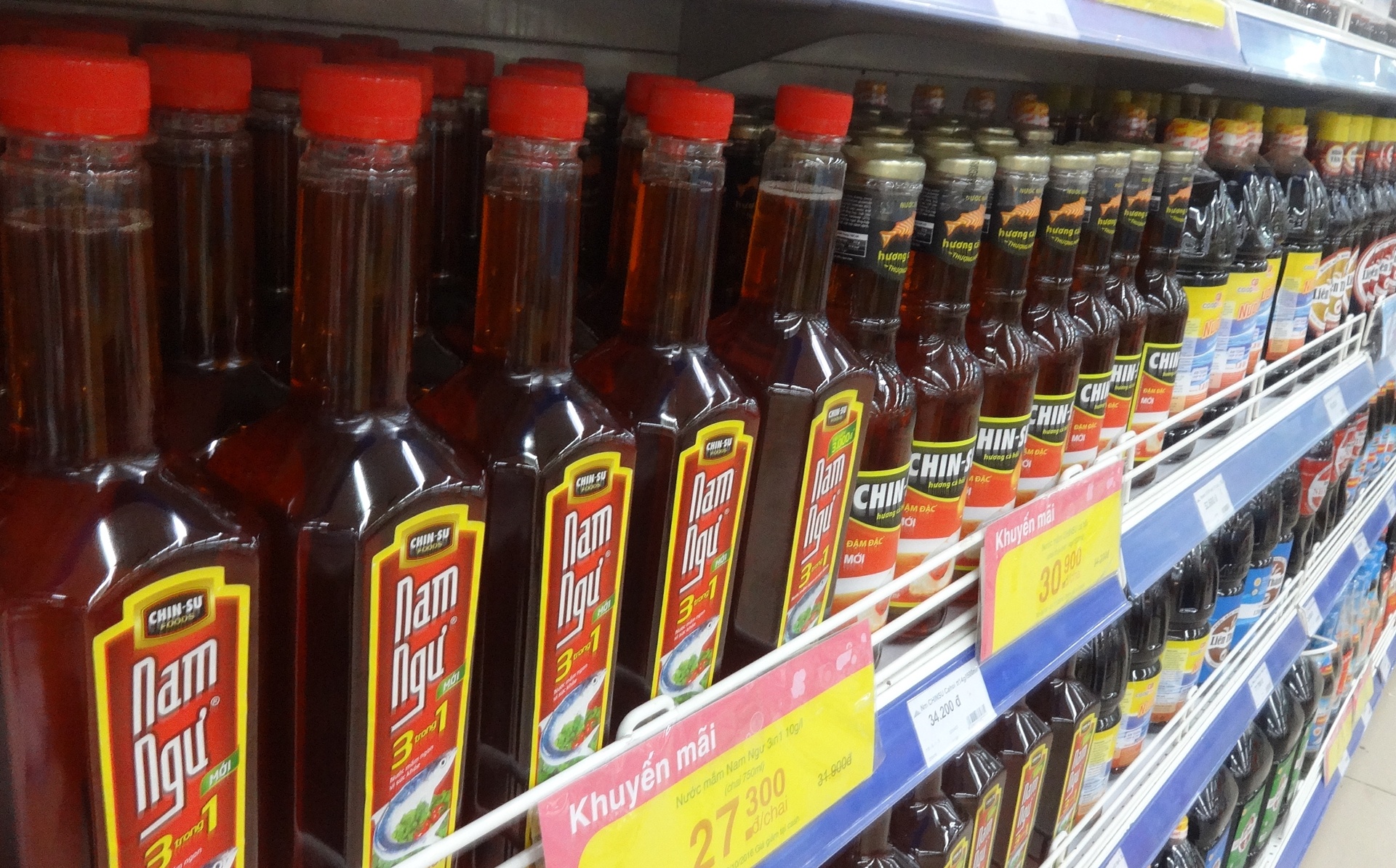 Nguoi mua lac giua cuoc chien nuoc mam hinh anh