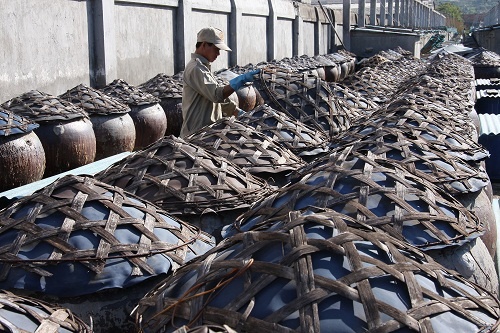 Nuoc mam cong nghiep de nuoc mam truyen thong anh 1