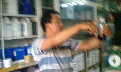 100 gam hóa chất thu về 2.000 ly cà phê ảnh 1 100 gam hoa chat thu ve 2.000 ly ca phe anh 1