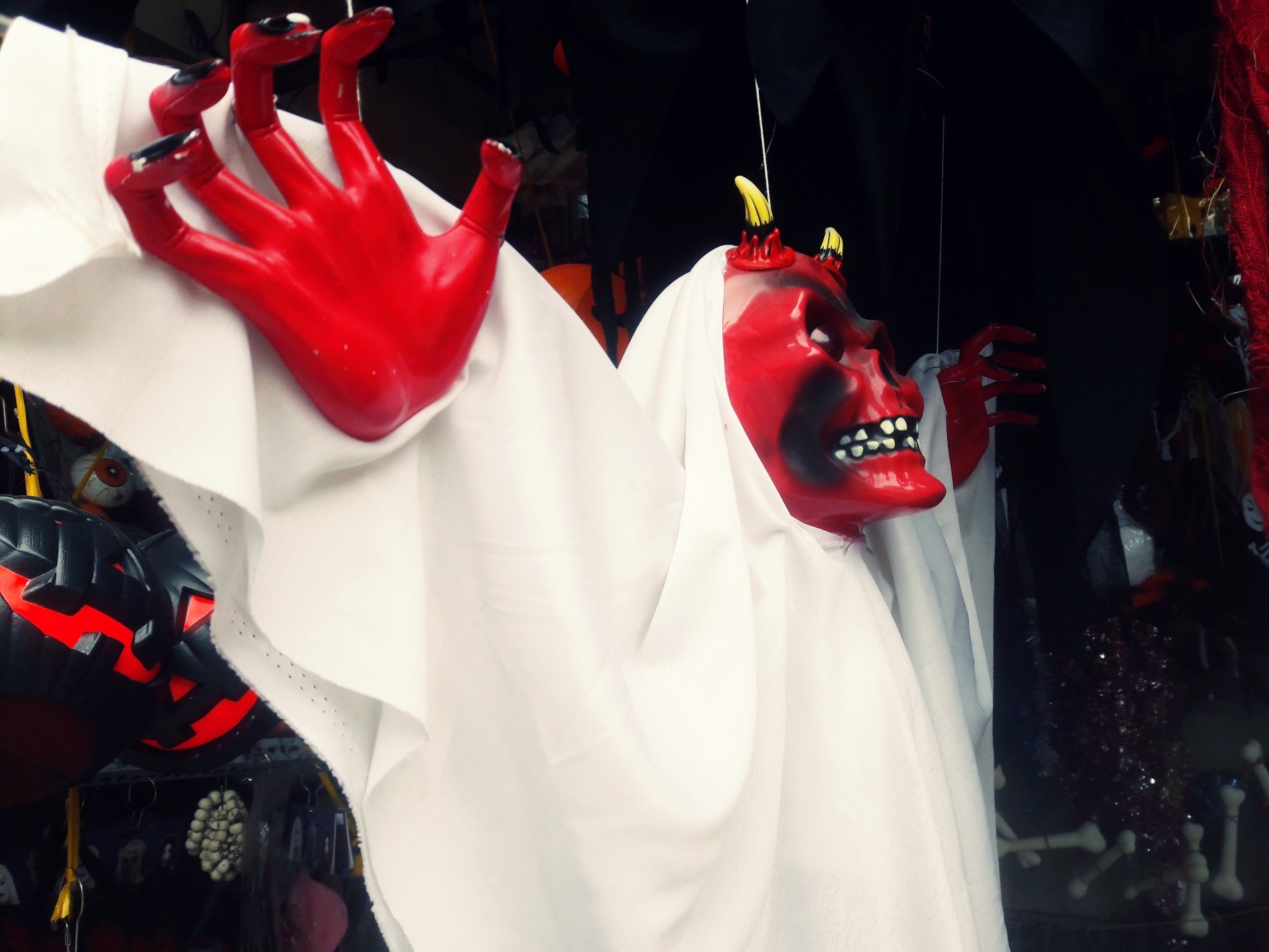 Do choi Halloween: Chi qua bi nhua la hang Viet hinh anh