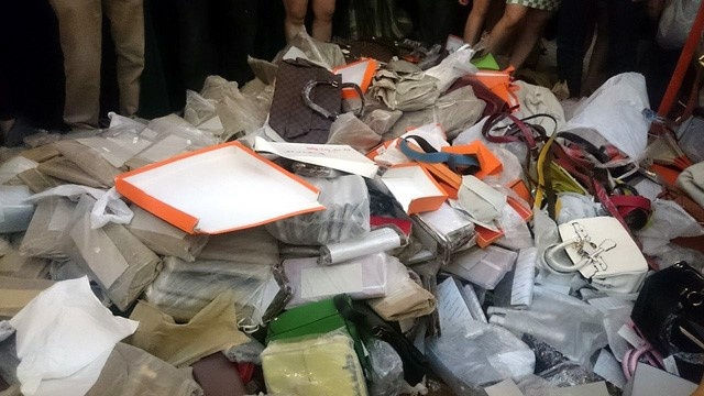 Tranh cuop hang tieu huy va thuoc do gia tri that gia hinh anh