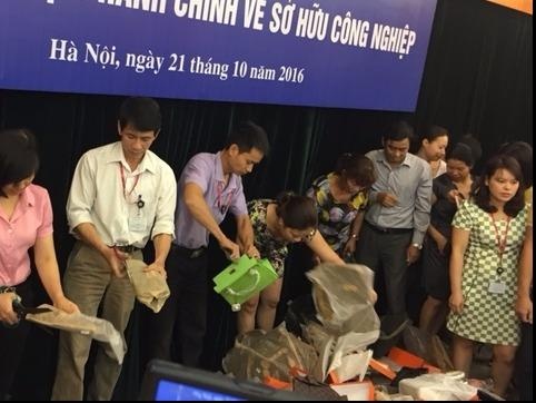 Tranh gianh hang tieu huy, xu phat the nao? hinh anh