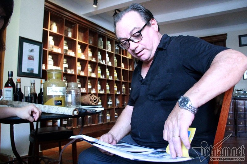 Ong Tay mo xay bao tang nuoc mam hinh anh