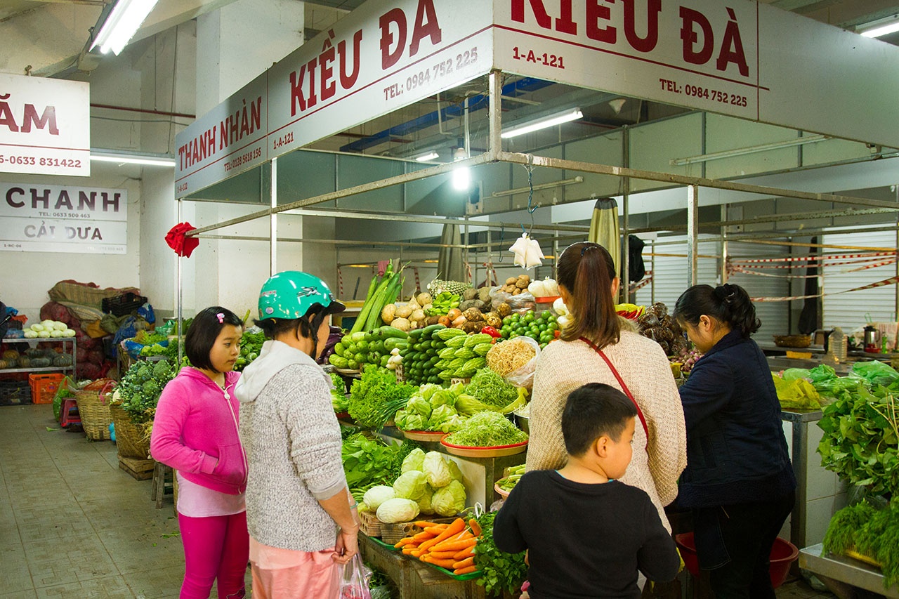 Rau xanh tai cho dau moi Da Lat tang gia gap doi hinh anh