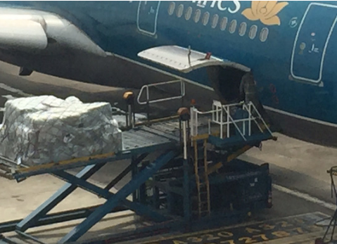 mat tien tren may bay anh 1