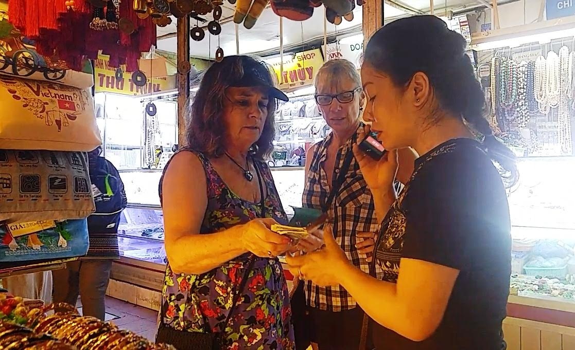 Tiểu thương chợ bến thành nói tiếng anh như gió ảnh 1 Tieu thuong cho ben thanh noi tieng anh nhu gio anh 1