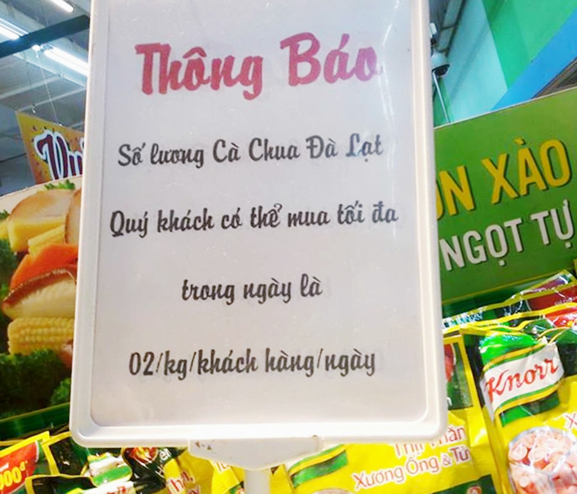 Sieu thi keu goi khach hang chi mua 2 kg ca chua mot ngay hinh anh