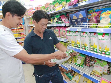 Mua gao, rau, thit co 'chung minh thu' hinh anh