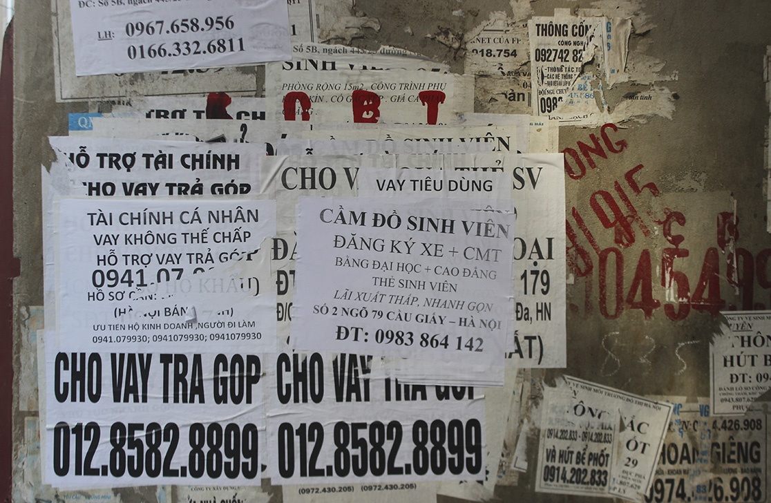 Vay khong the chap, 'alo la co tien' bung no tren cot dien hinh anh