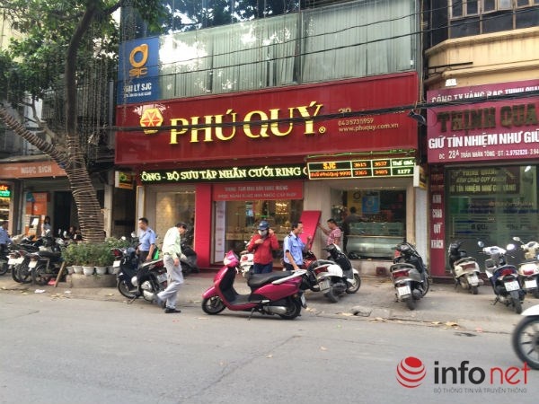 Gia vang chenh lech bat thuong, pho ban vang vang tanh hinh anh