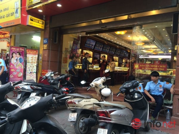 Giá vàng chênh lệch, phố vàng vắng tanh ảnh 3 Gia vang chenh lech, pho vang vang tanh anh 3