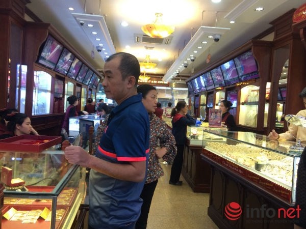 Giá vàng chênh lệch, phố vàng vắng tanh ảnh 2 Gia vang chenh lech, pho vang vang tanh anh 2