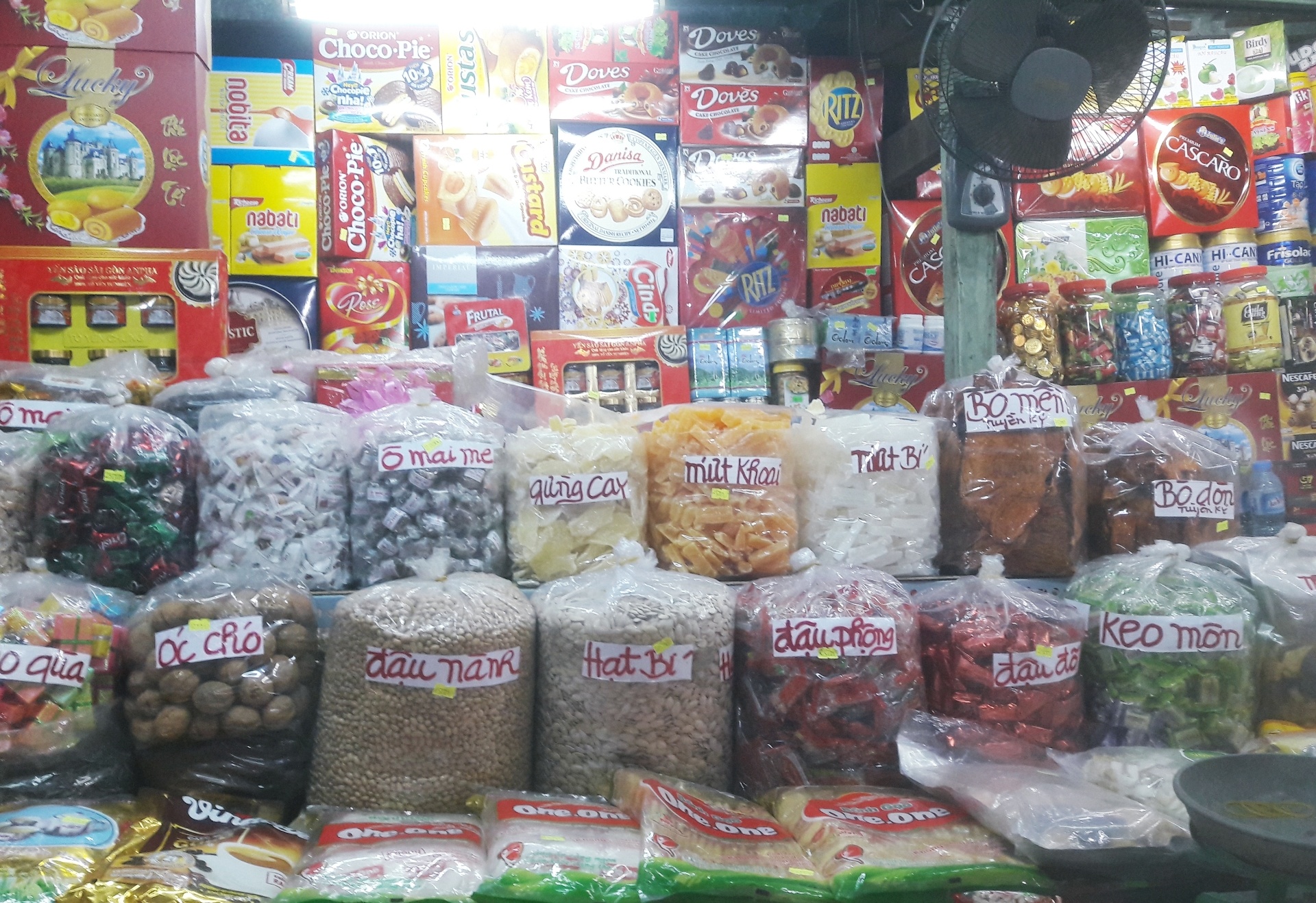 mứt Tết bùng nổ trên chợ mạng ảnh 1 mut Tet bung no tren cho mang anh 1