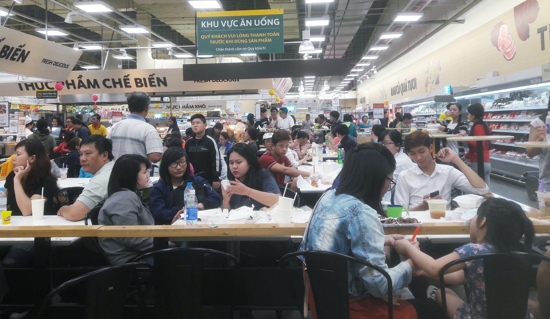 Chen nhau di sieu thi ngay dau nghi Tet Duong lich hinh anh