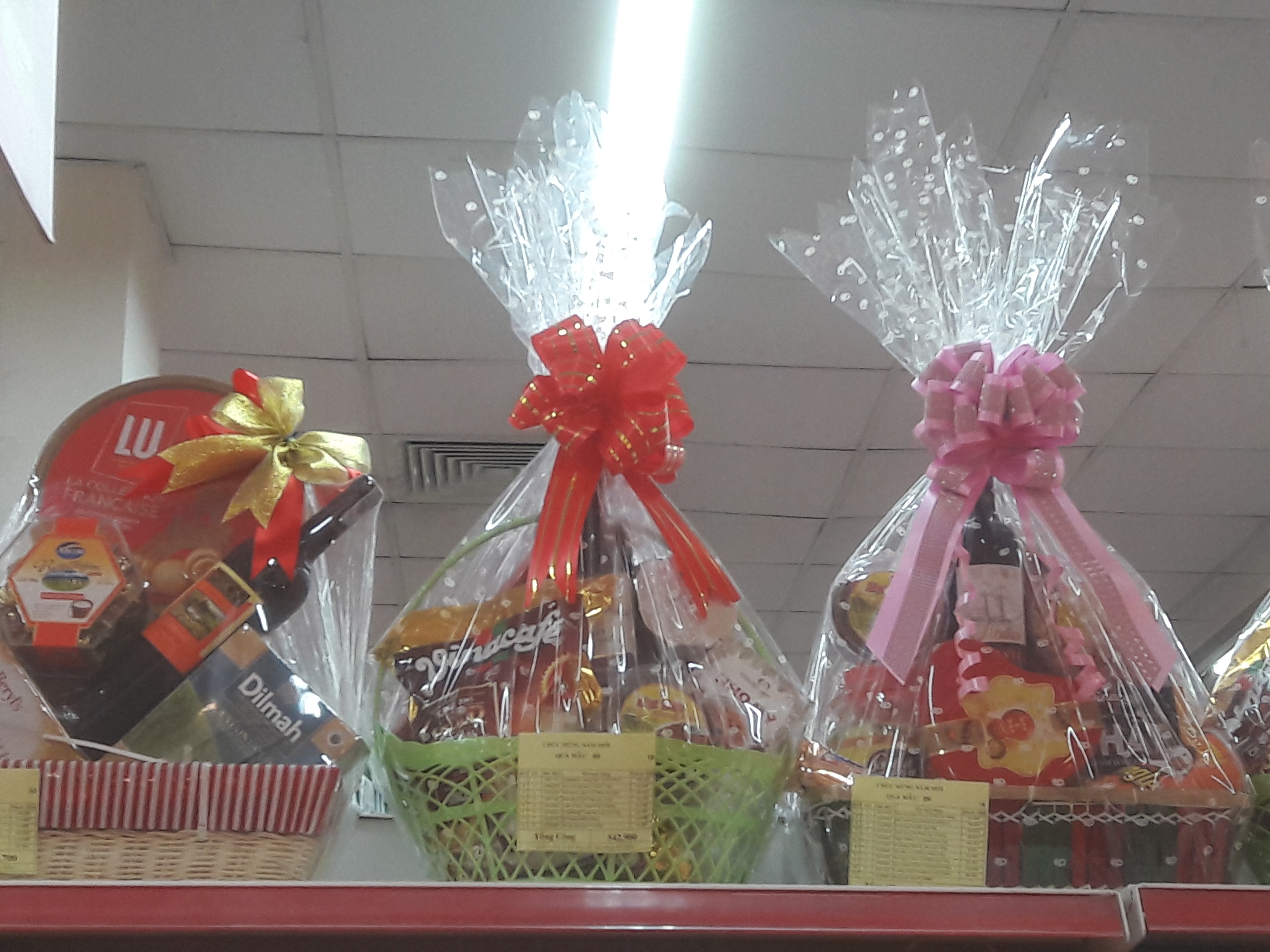 Co gi ben trong gio qua Tet binh dan tai Sai Gon? hinh anh