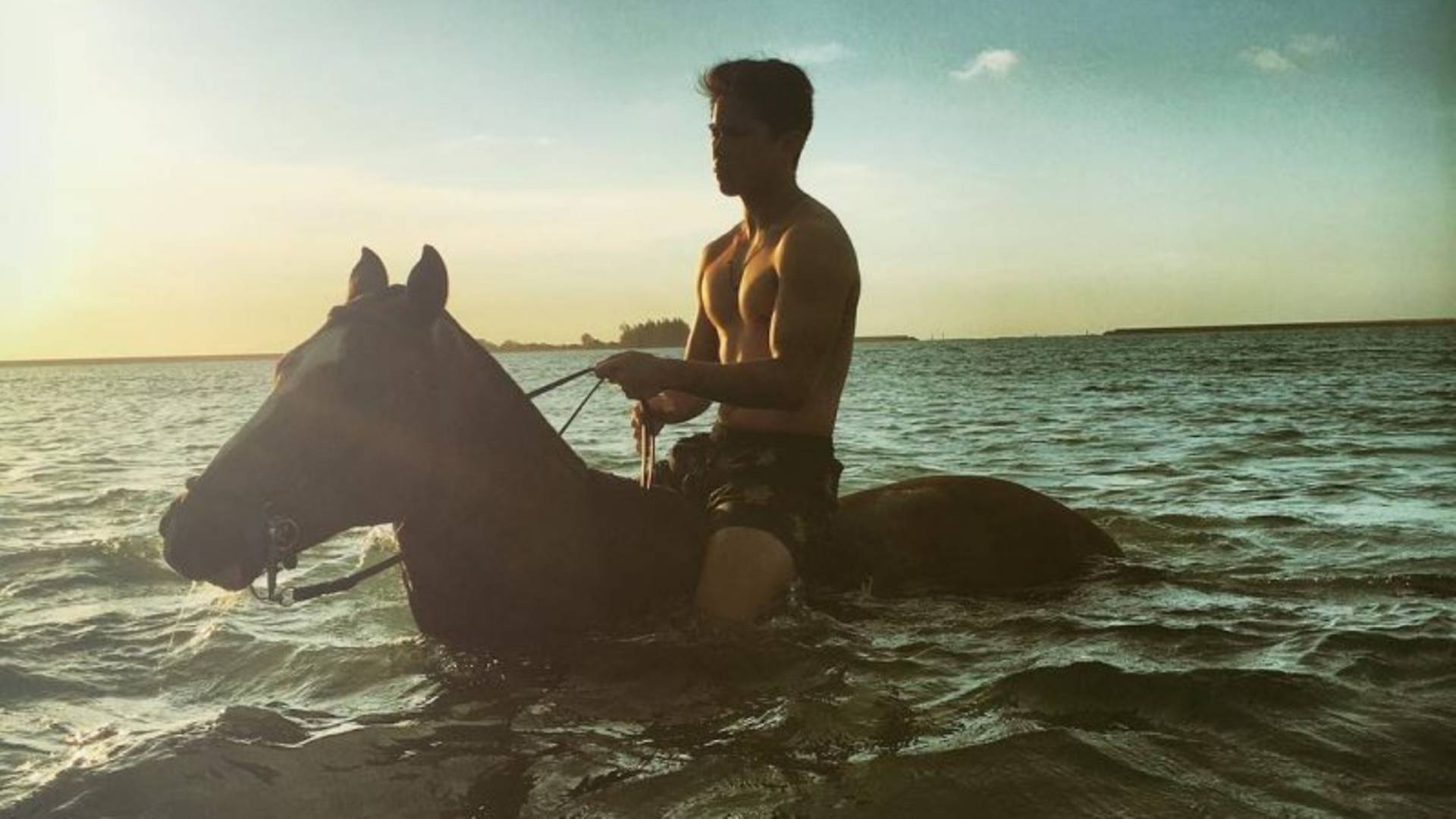 Cuoc song xa xi cua hoang tu 9X Brunei hinh anh