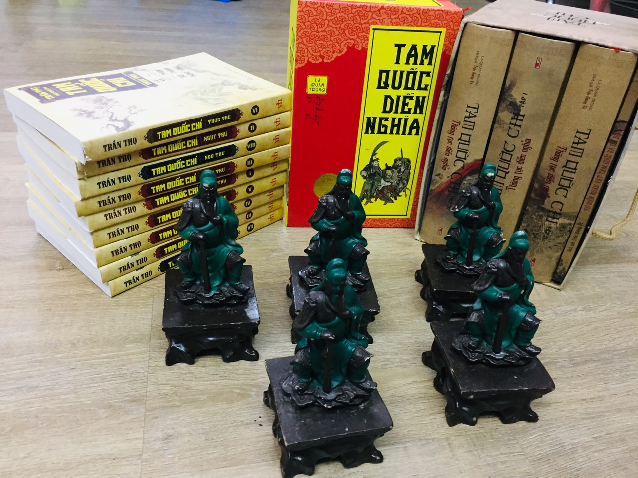 Nhung tang pham tien trieu di kem sach phien ban dac biet hinh anh