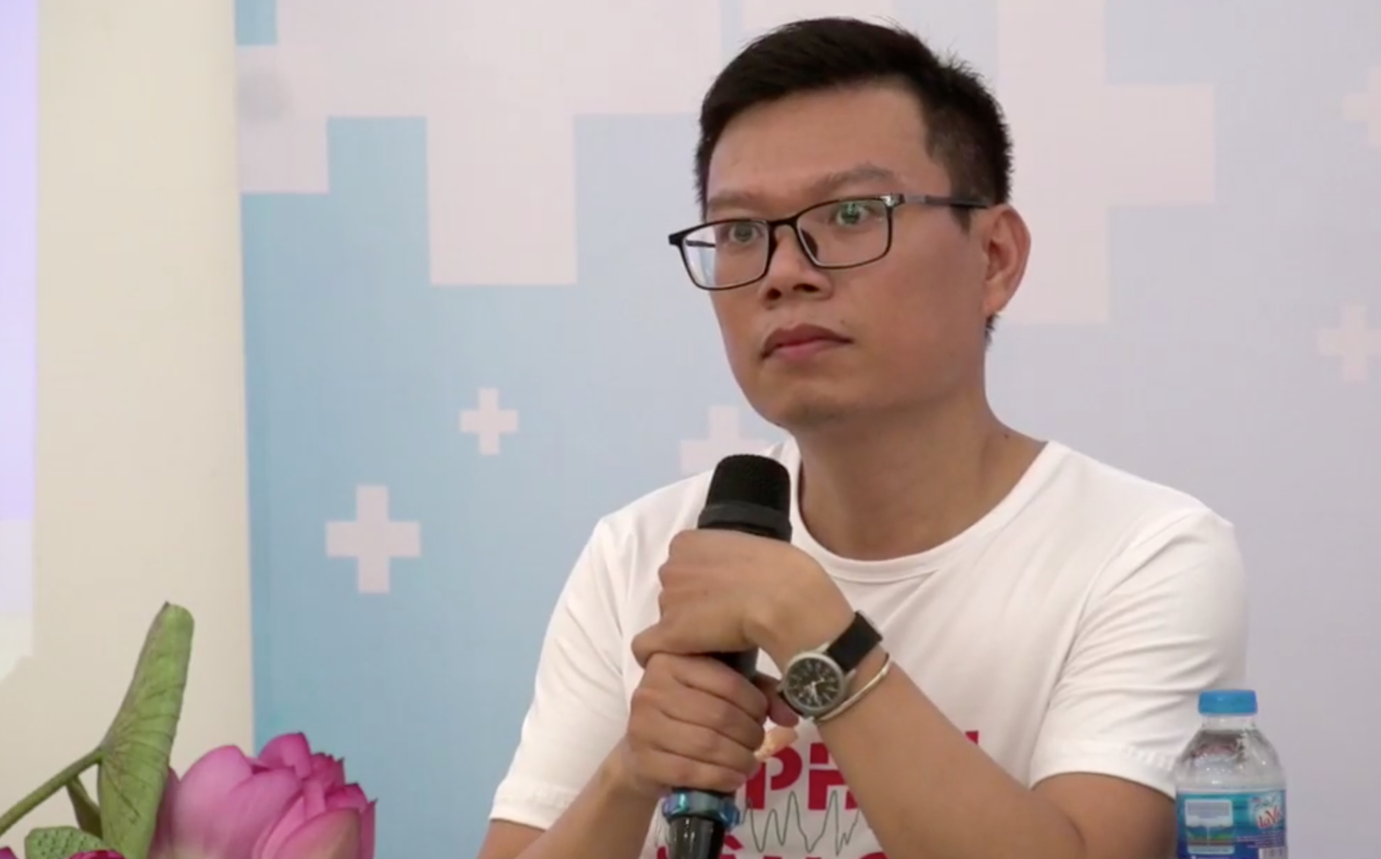 Ra mat cuon '3 phut so cuu' cua bac si Ngo Duc Hung hinh anh