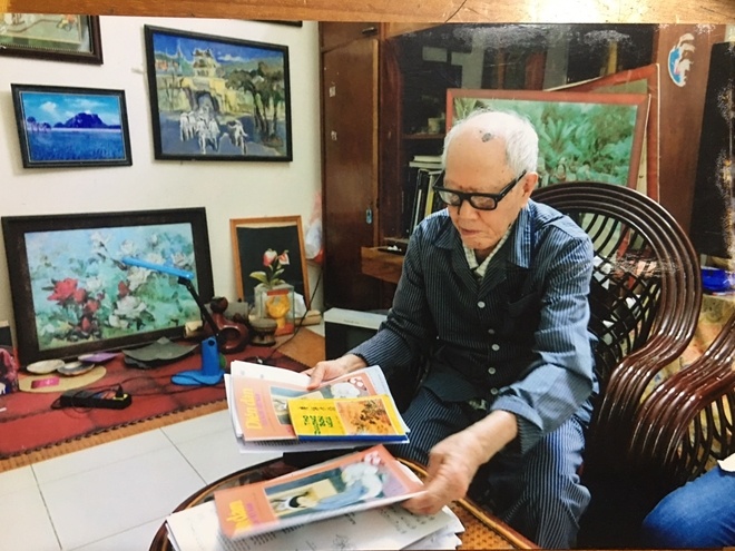 Nha van hoa Huu Ngoc van viet sach o tuoi 102 hinh anh