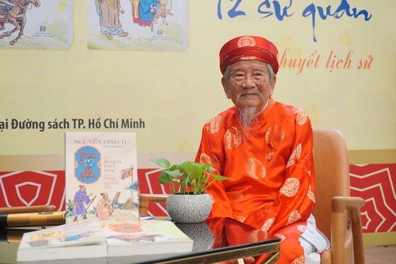 Ra mat bo sach lich su 'Loan 12 su quan' hinh anh