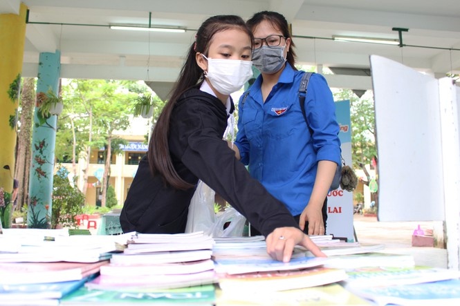 'Nha sach 0 dong' tiep suc hoc tro vung tam dich hinh anh