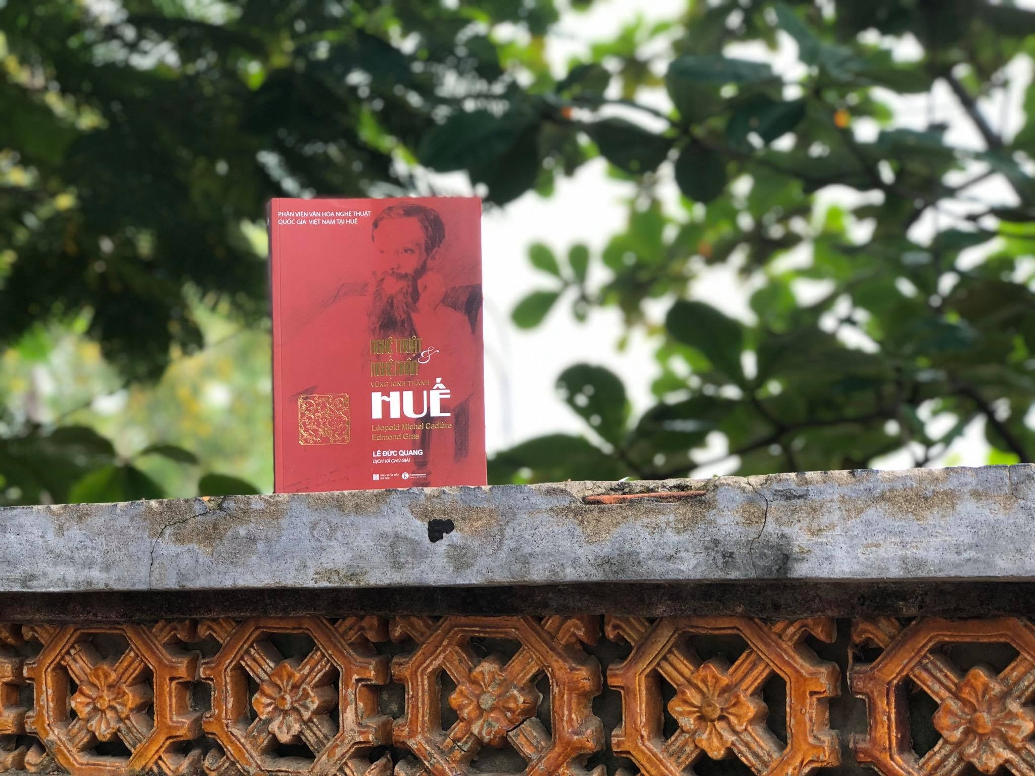 Hinh anh trong cuon sach ve nghe thuat Hue hinh anh