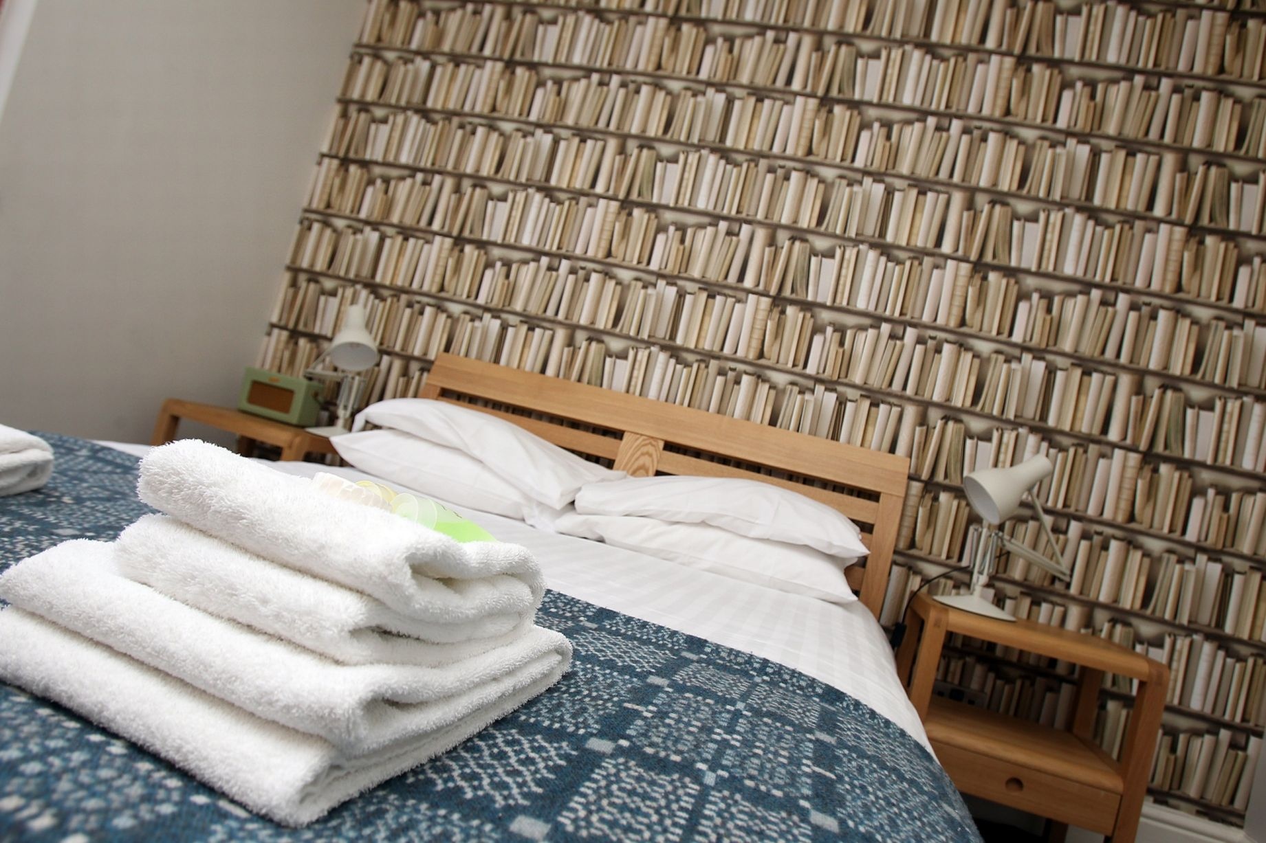 Thu vien hon tram nam tuoi cho phep ban doc ngu lai qua dem hinh anh