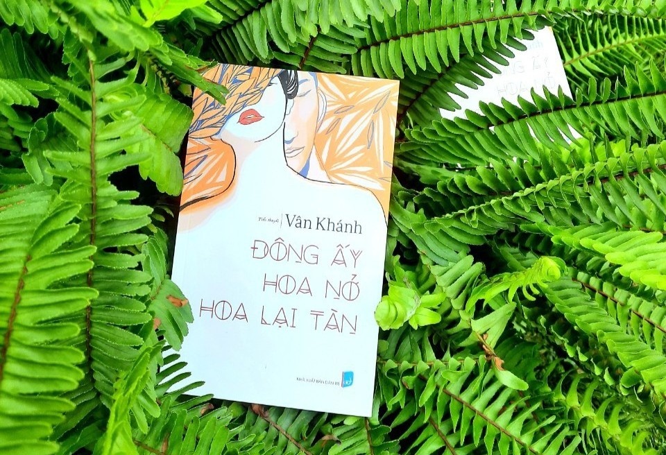 Nu tac gia tu tay de tho tang tung nguoi mua sach hinh anh