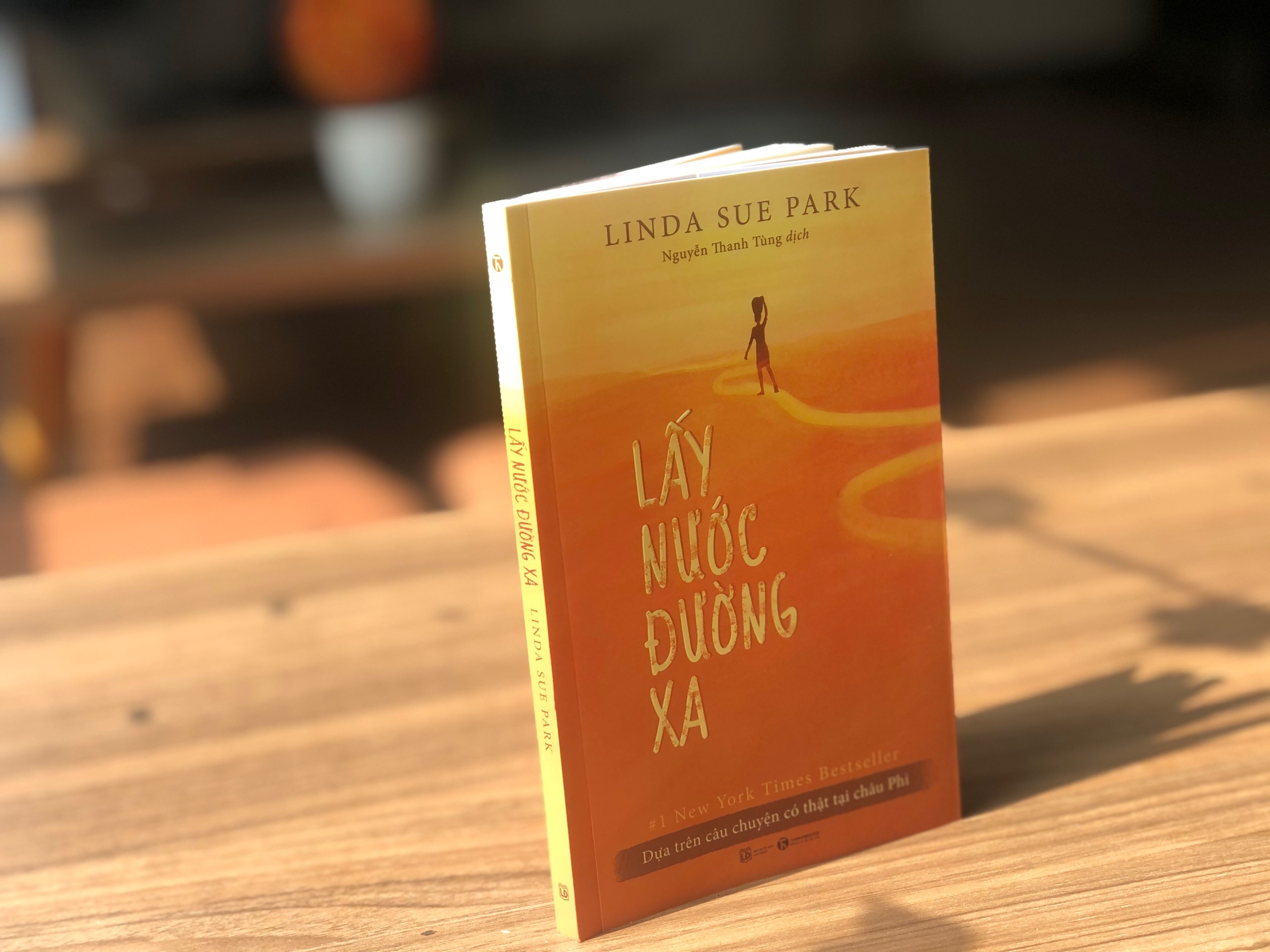 Cuon sach dua tren cau chuyen co that ve cau be ti nan hinh anh