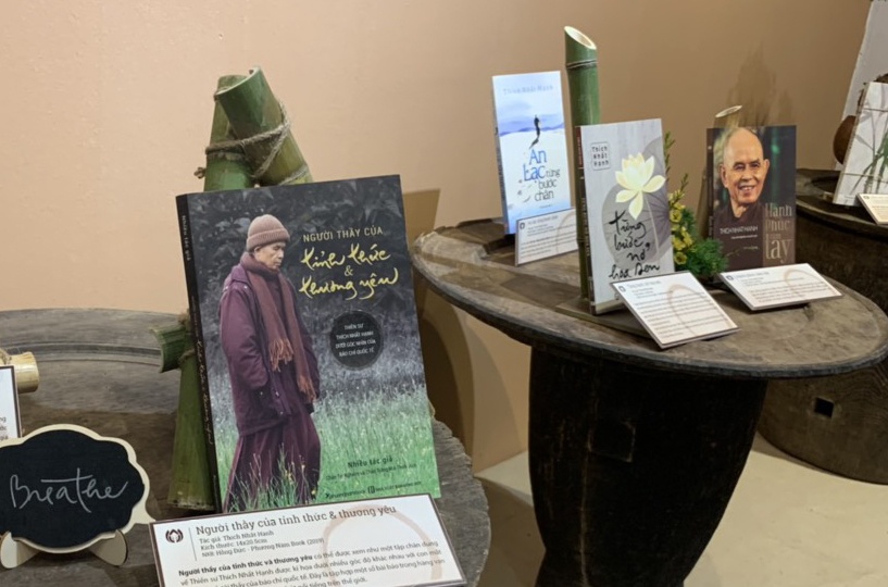 Trien lam sach, thu phap cua thien su Thich Nhat Hanh hinh anh