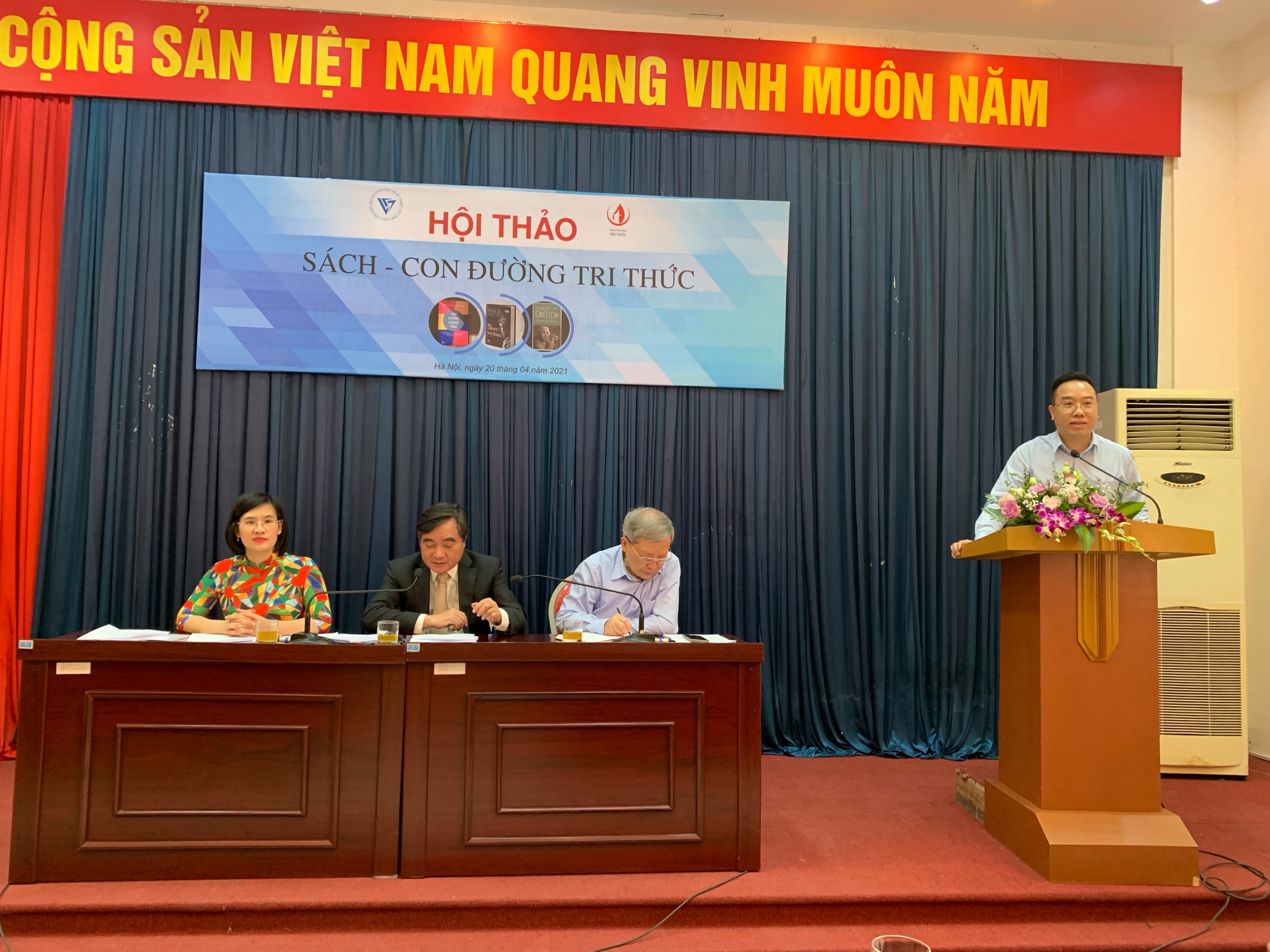 'Xuat ban va van hoa doc la hai mat cua mot van de' hinh anh