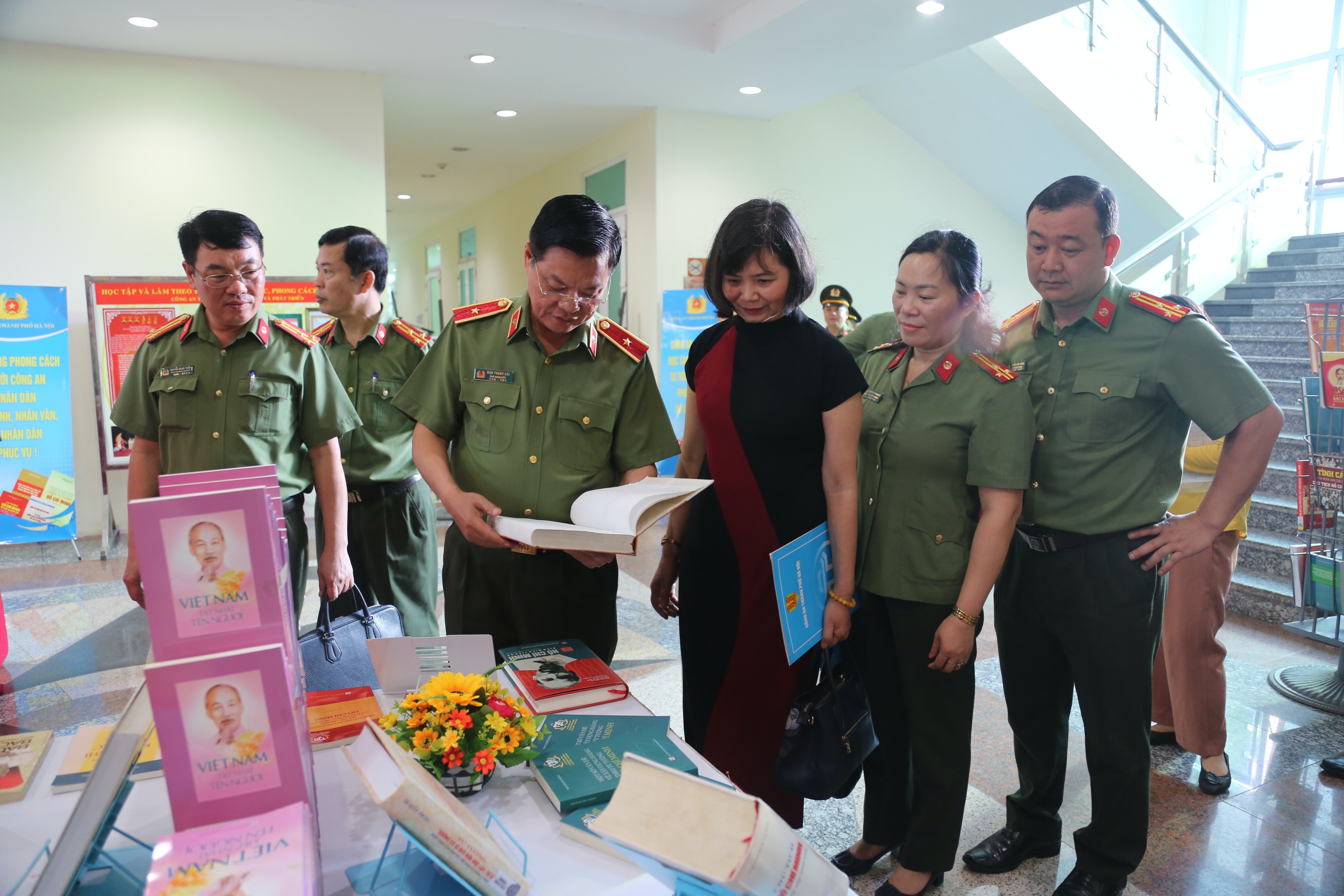 Bo Cong an khai mac trien lam huong ung Ngay sach Viet Nam lan thu 8 hinh anh