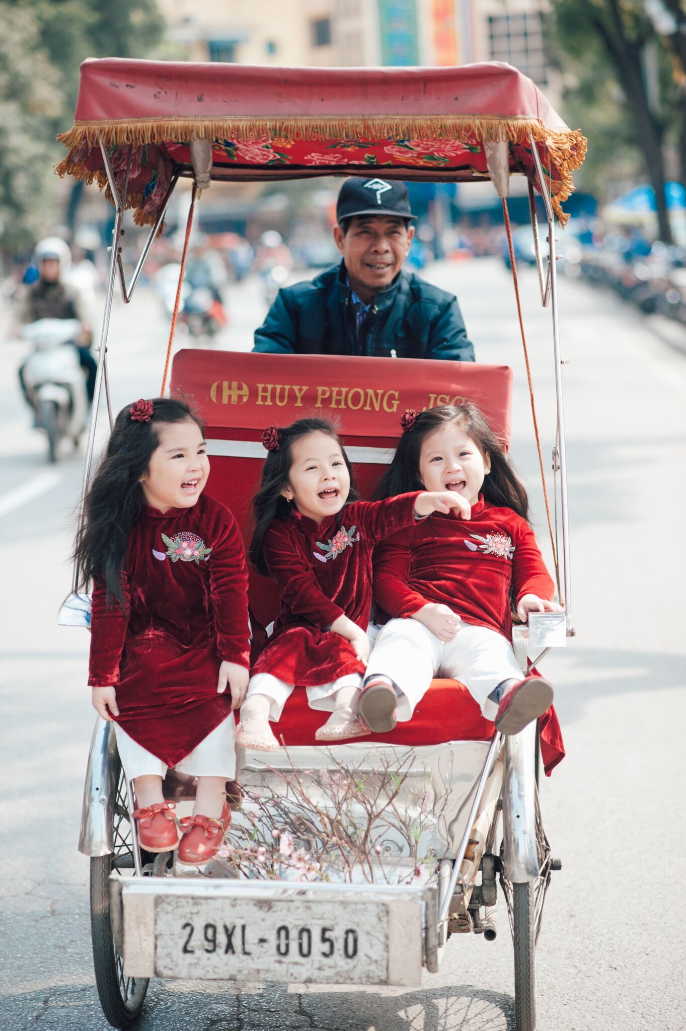 Hau truong chup anh cua ba mau nhi hinh anh