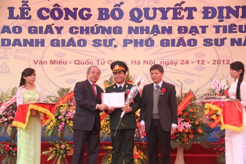 Phong GS, PGS de dai de an luong Nha nuoc la qua lang phi hinh anh