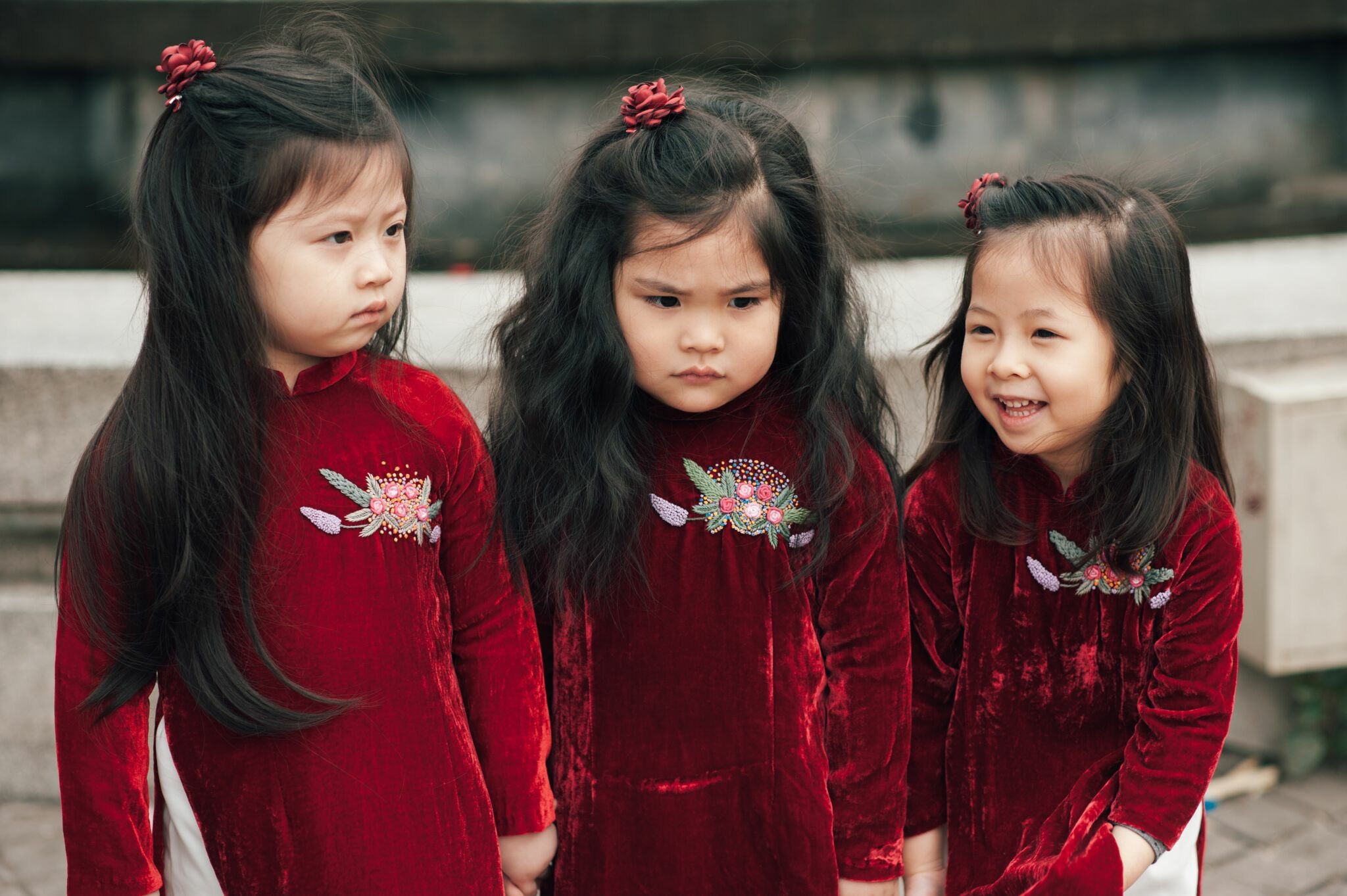 Khoanh khac mot minh tao dang gian doi cua be gai dang yeu hinh anh