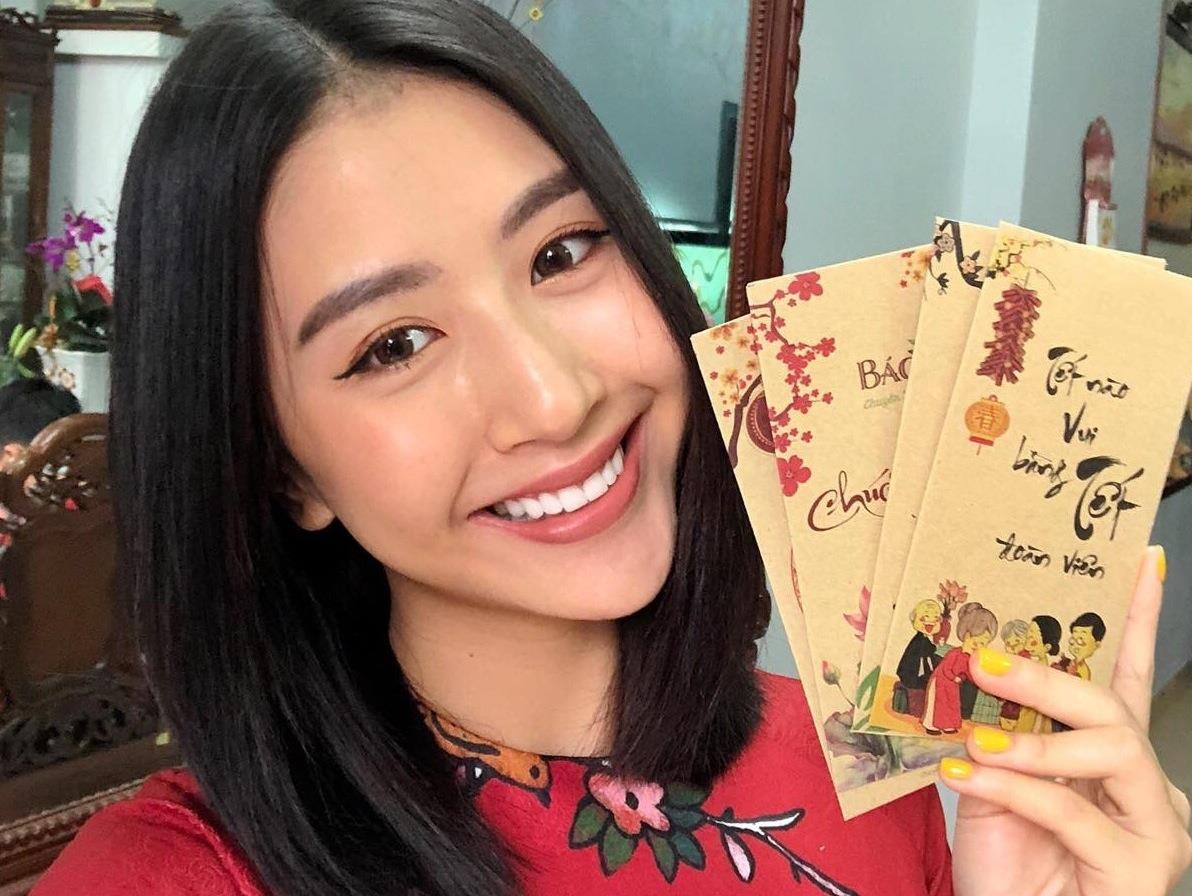 Quynh Anh Shyn nhan li xi, Pho Dac Biet tao dang 'ngau' ben gia dinh hinh anh