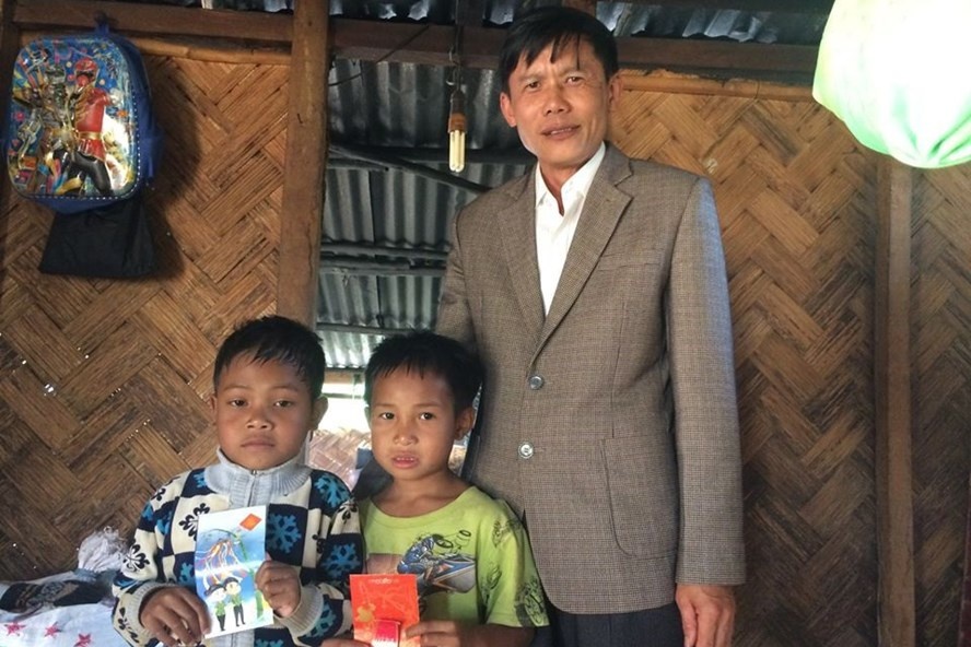 Quang Tri: Li xi de keo hoc sinh den lop ngay dau nam moi hinh anh