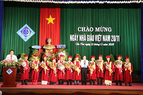 cong nhan giao su anh 1