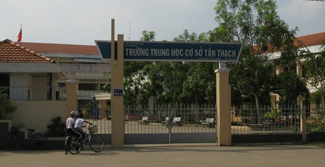 Dinh chi hoc tap mot nam nam sinh bop co co giao trong lop hinh anh