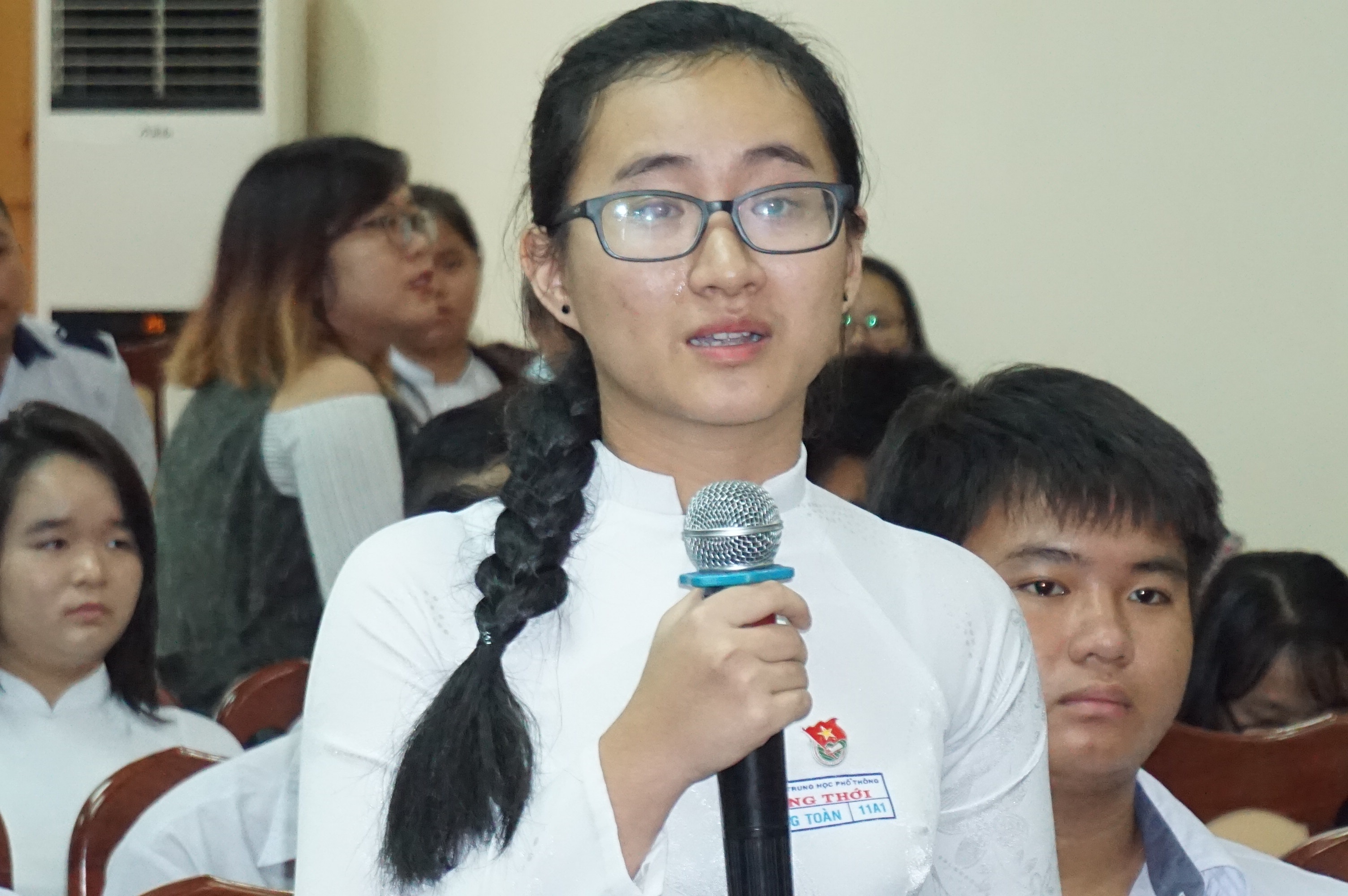 Nu sinh bat khoc khi ke ve co giao hinh anh