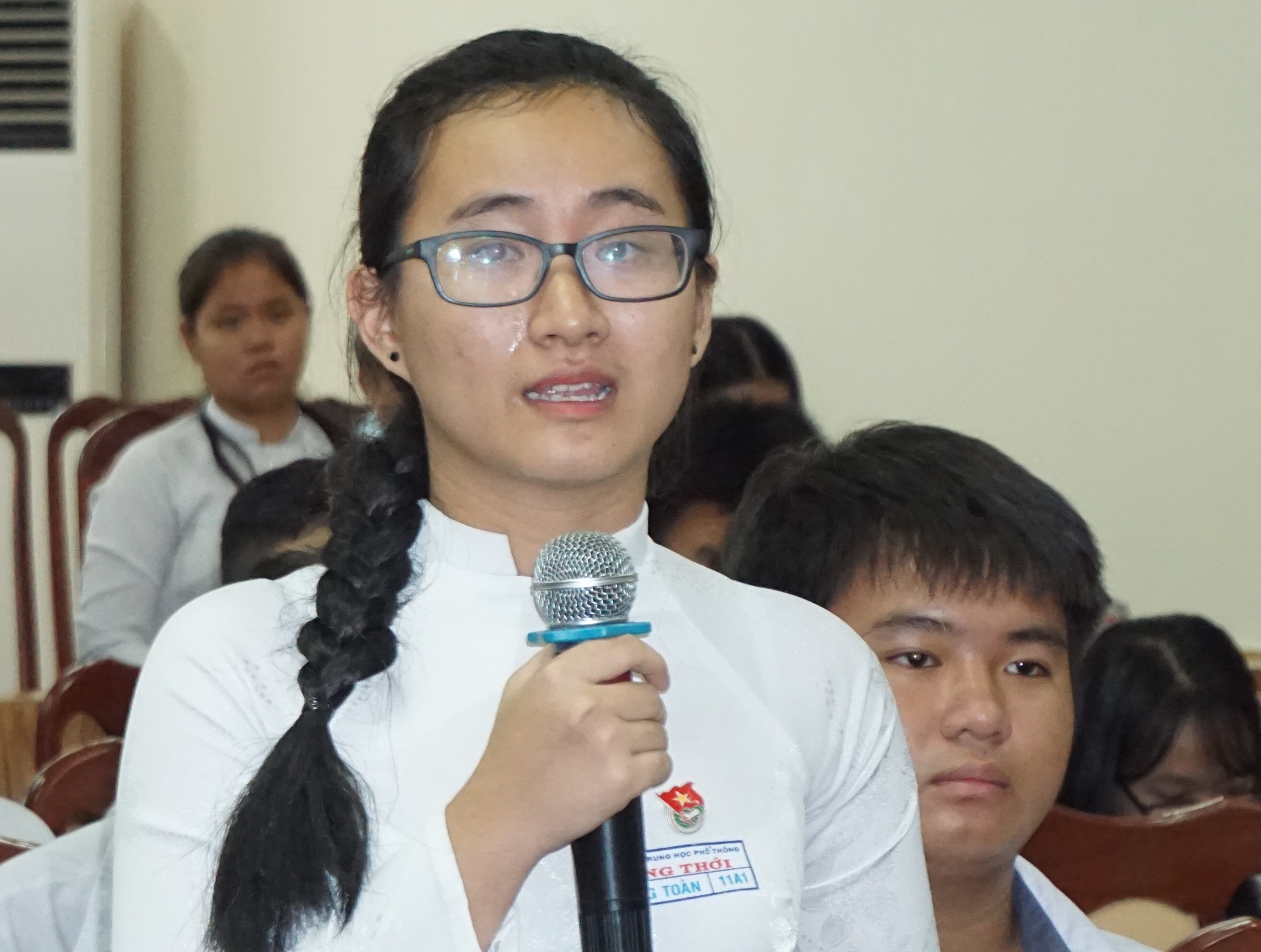 Nu sinh Sai Gon bat khoc ke chuyen khong duoc nghe giang suot hoc ky hinh anh