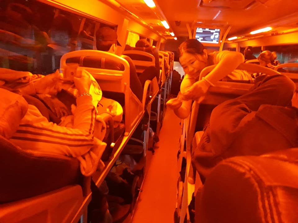 Tinh nguoi am ap qua chuyen hanh khach gop tien giup chang phu xe hinh anh